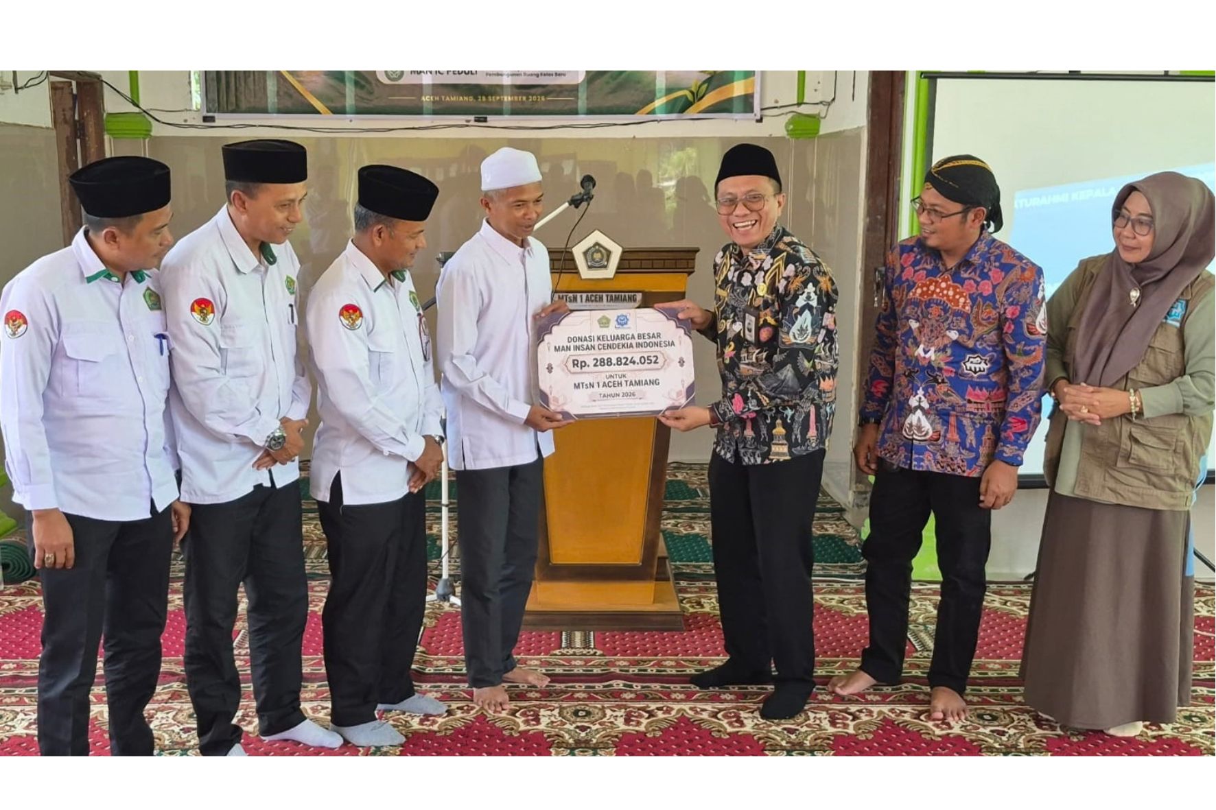 MAN INSAN CENDEKIA DONASIKAN RP288,8 JUTA